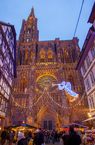 Strasbourg Cathedral, rue Merciere. Christmas market ©Philippe de Rexel - Office de tourisme de Strasbourg et sa région