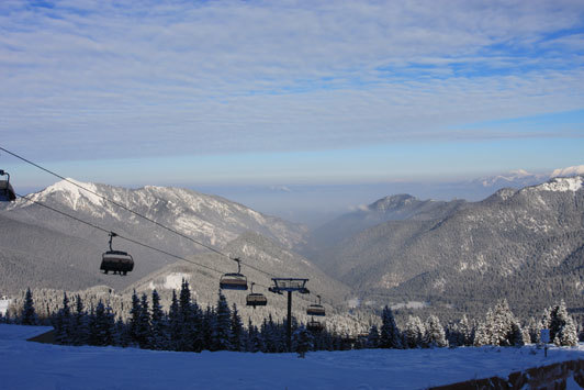 Downhill_skiing_in_Tatras_mountain
