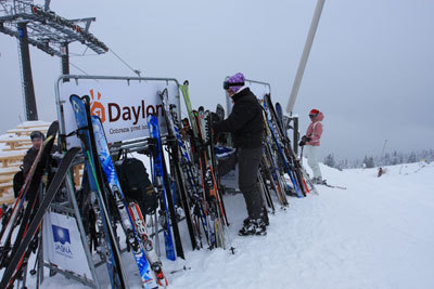 Close_to_mountain_cafe_is_a_place_for_skiing_inventory