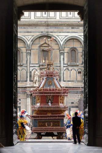 burst_of_the_wagon festival in Florence