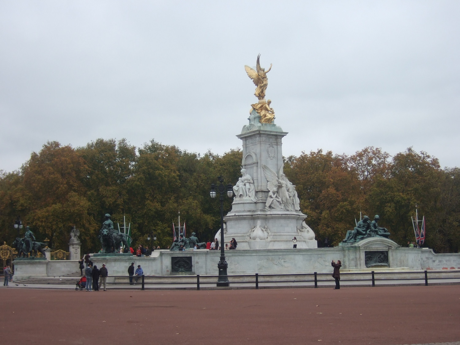 15_Victoria_Memorial_near_London_Buckingham_Palace