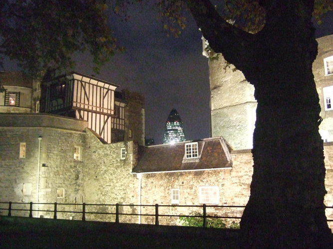 18_Tower_of_London_at_night