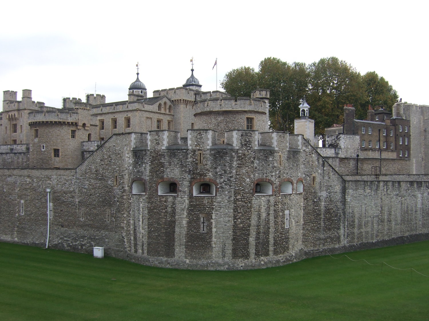 23_Tower_of_London_in_the_daytime