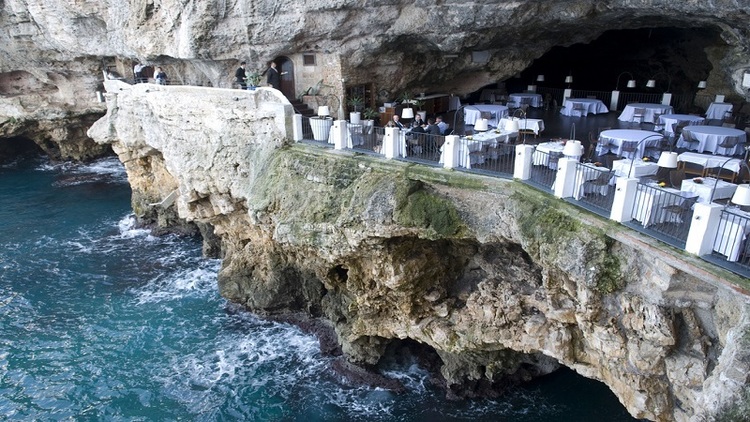 Restaurant palazzese cave in Puglia