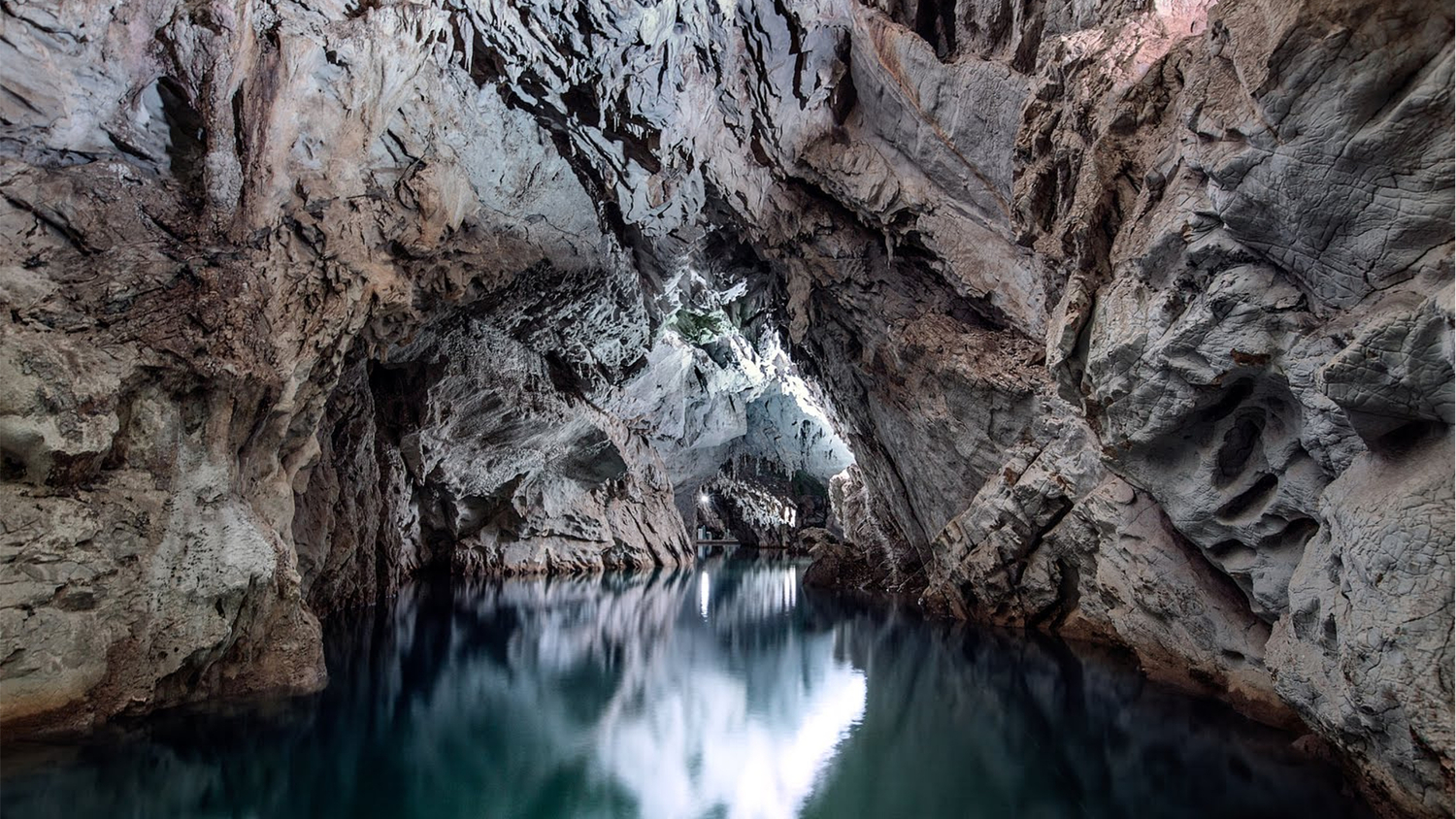 Caves_of_Pertosa