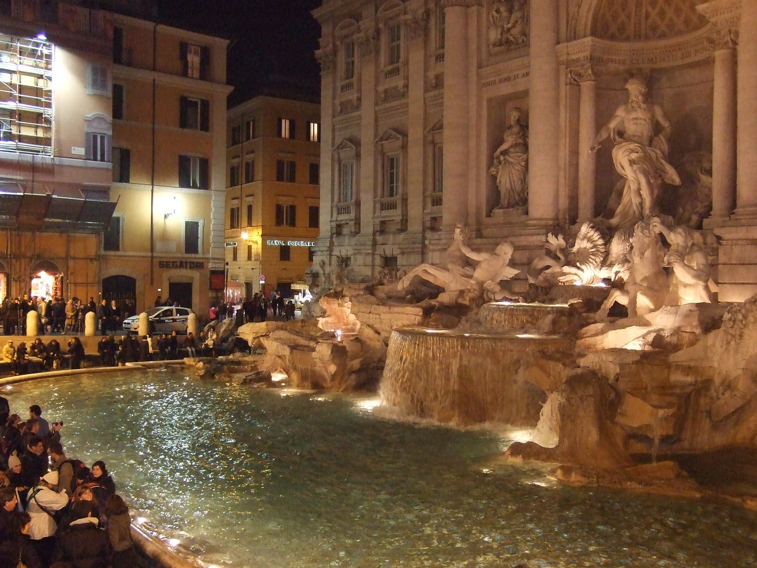 96__Trevi_fountain_in_Rome__at_night