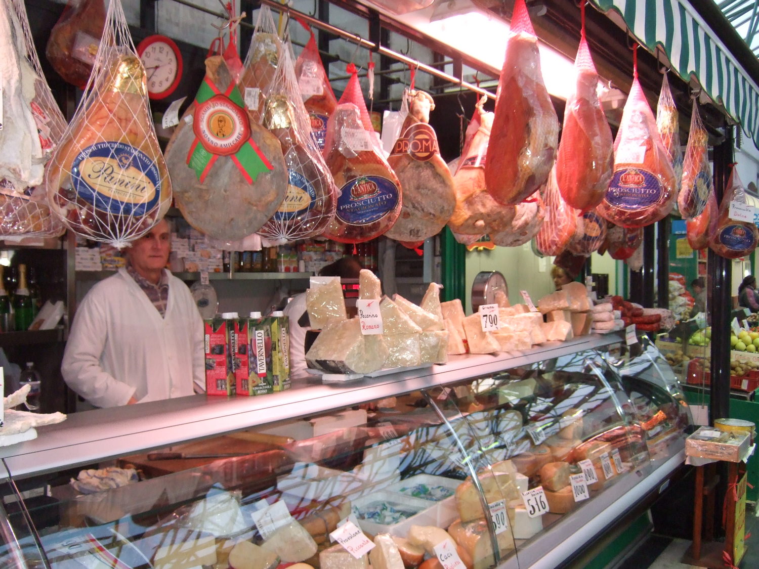 99995_Traditional_Italian_Meat_Products_in_Rome_Market