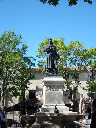Aigues-Mortes place Saint Louis Statue