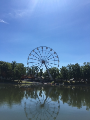 Ferris_wheel_at_the_Youth_park